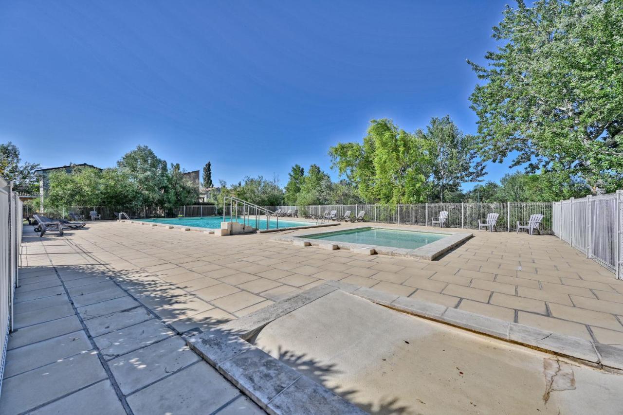 Le Petit Bonheur - Place Parking Privee - Clim - Terrasse - Piscine Partagee - Proche Parc Spirou Saint-Saturnin-les-Avignon