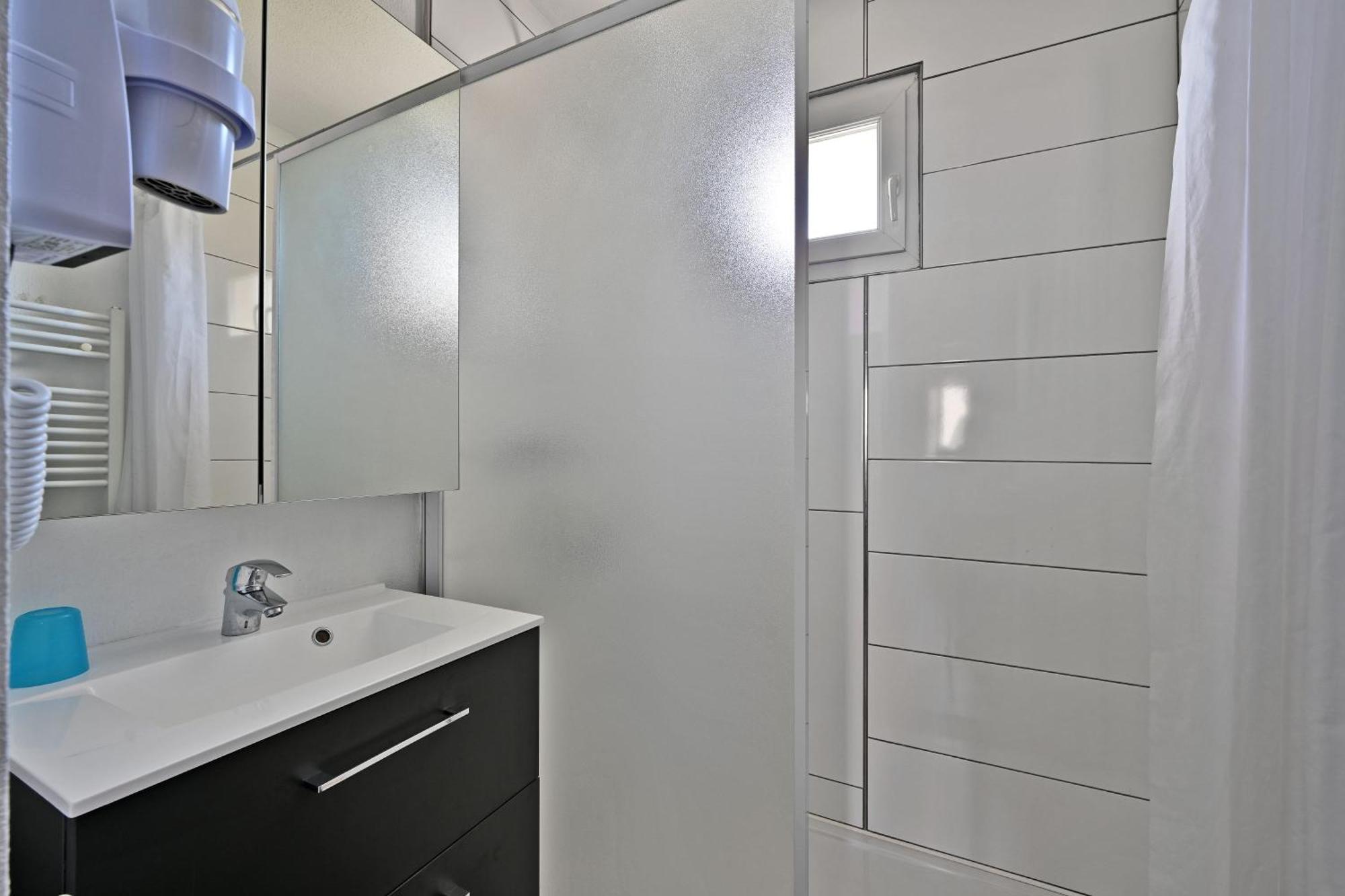 Appartement Le Petit Bonheur - Place Parking Privee - Clim - Terrasse - Piscine Partagee - Proche Parc Spirou Saint-Saturnin-lès-Avignon